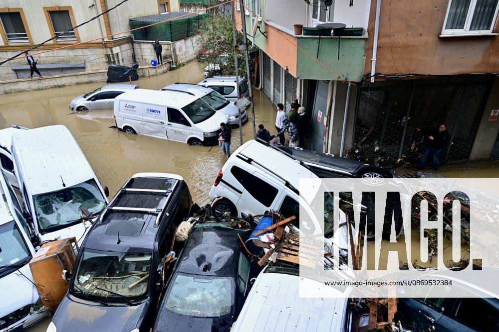 Heavy rainfall damages vehicles in Istanbul’s Sariyer district ISTANBUL, TURKIYE - SEPTEMBER 15: Damaged vehicles are seen following heavy rainfall in Sariyer and surrounding areas of Istanbul, Turkiye, on October 15, 2026. Serhat Cagdas Anadolu Istanbul Turkey. Editorial use only. Please get in touch for any other usage.