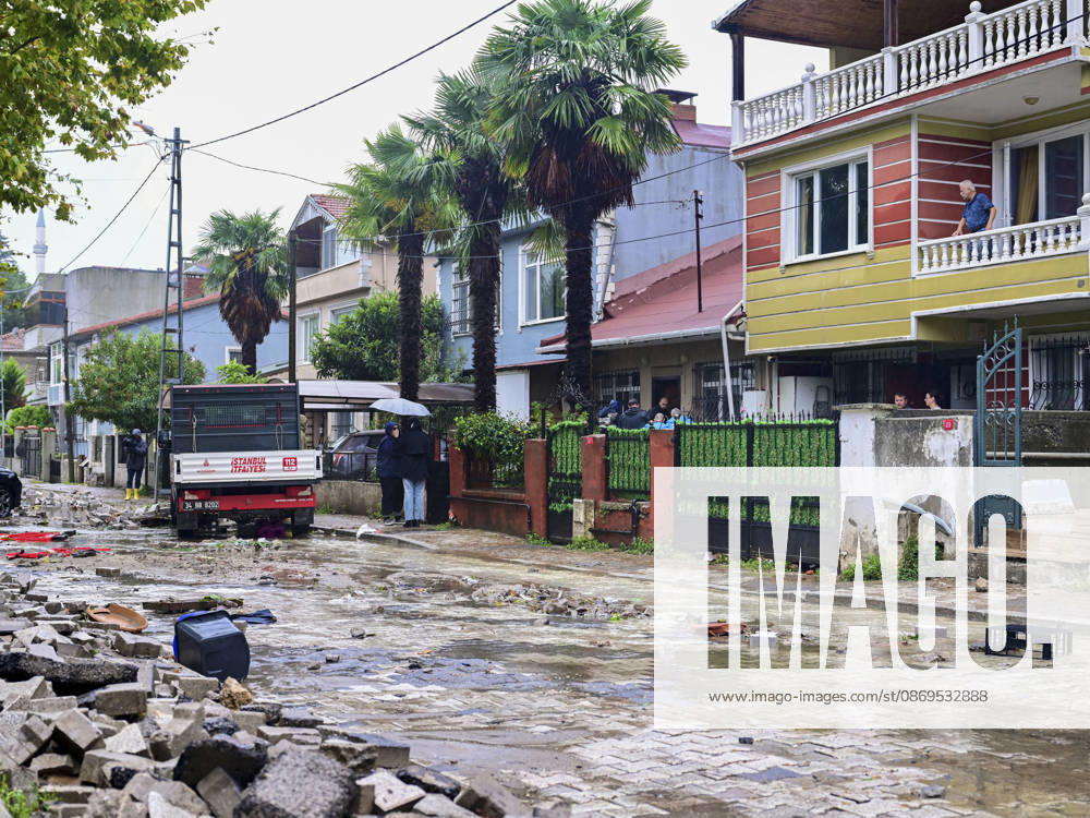 Heavy rainfall causes floods in Istanbul ISTANBUL, TURKIYE - OCTOBER 15: Heavy rain causes floods, damages houses and roads in the Riva district of Beykoz, in Istanbul, Turkiye on October 15, 2026. Fatma Nur Arslan Anadolu Istanbul Turkey. Editorial use only. Please get in touch for any other usage.