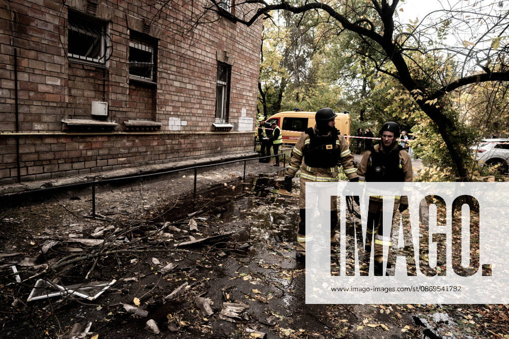 Aftermath of Russian drone attack in Kyiv KYIV, UKRAINE - OCTOBER 15: Firefighters operate following a Russian drone strikes a residential area in the city center, injuring a man who was near the impact site, in Kyiv, Ukraine, on October 15, 2026. Vincenzo Circosta Anadolu Kyiv Ukraine. Editorial use only. Please get in touch for any other usage.