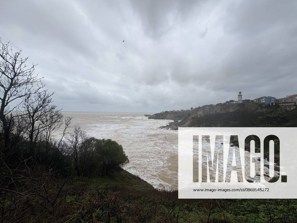 Heavy rain turns seawater brown in Istanbul s Sile ISTANBUL, TURKIYE - OCTOBER 15: A general view of muddy brown seawater and waves near a harbor following heavy rainfall in the Sile district of Istanbul, Turkiye, on October 15, 2026. Mud carried by the heavy rainfall caused the sea to turn brown. Sukru Gunduz Anadolu Istanbul Turkey. Editorial use only. Please get in touch for any other usage.