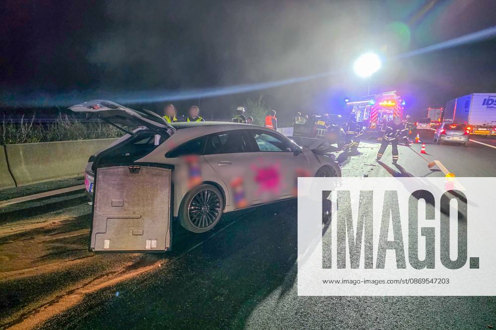 Ballermann-Sängerin Milla Pink auf A8 bei Pforzheim verunglückt: Zwei Fahrzeuge kollidieren auf der Autobahn in Richtung Stuttgart - beide Fahrzeuge total zerstört, großes Trümmerfeld auf der Fahrbahn - Feuerwehr im Einsatz - keine Verletzten - Polize Am Dienstagabend gegen 20 Uhr kam es auf der Autobahn A8 kurz nach der Anschlussstelle Pforzheim-Süd in Fahrtrichtung Stuttgart zu einer Karambolage mit zwei Fahrzeugen. Nach ersten Informationen wurde bei dem Unfall niemand verletzt. An den beteiligten Fahrzeugen entstand jedoch hoher Sachschaden. Wie sich herausstellte, war in einem Fahrzeug die Malle-Schlager-Sängerin Milla Pink beteiligt. Die Feuerwehr war vor Ort im Einsatz. Die Polizei hat die Ermittlungen zum Unfallhergang aufgen