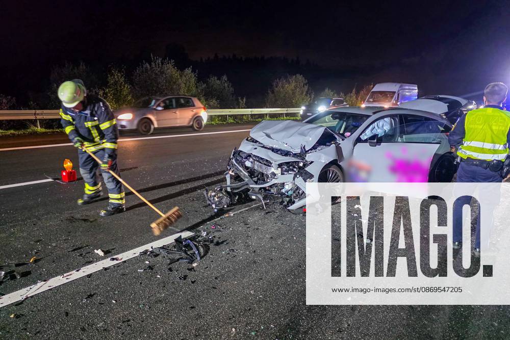 Ballermann-Sängerin Milla Pink auf A8 bei Pforzheim verunglückt: Zwei Fahrzeuge kollidieren auf der Autobahn in Richtung Stuttgart - beide Fahrzeuge total zerstört, großes Trümmerfeld auf der Fahrbahn - Feuerwehr im Einsatz - keine Verletzten - Polize Am Dienstagabend gegen 20 Uhr kam es auf der Autobahn A8 kurz nach der Anschlussstelle Pforzheim-Süd in Fahrtrichtung Stuttgart zu einer Karambolage mit zwei Fahrzeugen. Nach ersten Informationen wurde bei dem Unfall niemand verletzt. An den beteiligten Fahrzeugen entstand jedoch hoher Sachschaden. Wie sich herausstellte, war in einem Fahrzeug die Malle-Schlager-Sängerin Milla Pink beteiligt. Die Feuerwehr war vor Ort im Einsatz. Die Polizei hat die Ermittlungen zum Unfallhergang aufgen