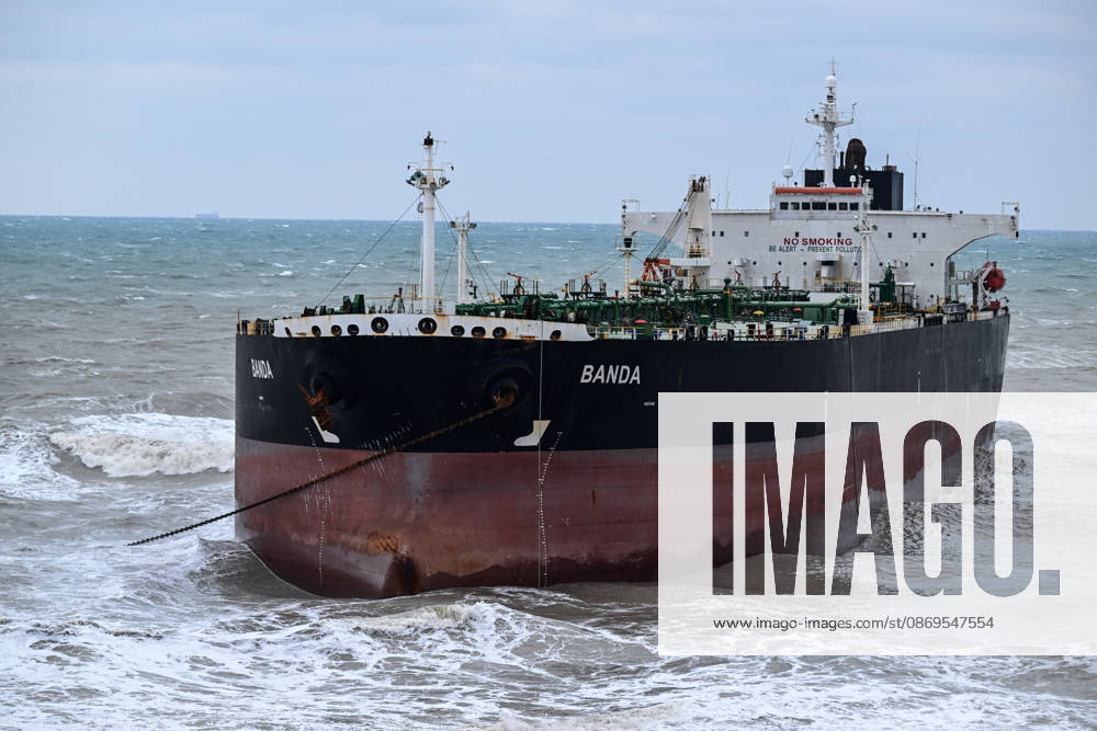 Ship runs aground in Istanbul s Sariyer ISTANBUL, TURKIYE - OCTOBER 15: A ship lies aground off the Kisirkaya coast in the Sariyer district of Istanbul, Turkiye, on October 15, 2026. Strong storm conditions caused the vessel to run aground. Arif Hüdaverdi Yaman Anadolu Istanbul Turkey. Editorial use only. Please get in touch for any other usage.