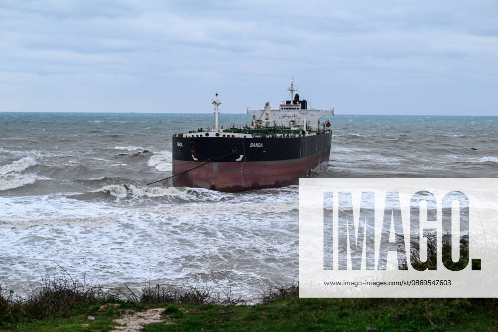 Ship runs aground in Istanbul s Sariyer ISTANBUL, TURKIYE - OCTOBER 15: A ship lies aground off the Kisirkaya coast in the Sariyer district of Istanbul, Turkiye, on October 15, 2026. Strong storm conditions caused the vessel to run aground. Arif Hüdaverdi Yaman Anadolu Istanbul Turkey. Editorial use only. Please get in touch for any other usage.