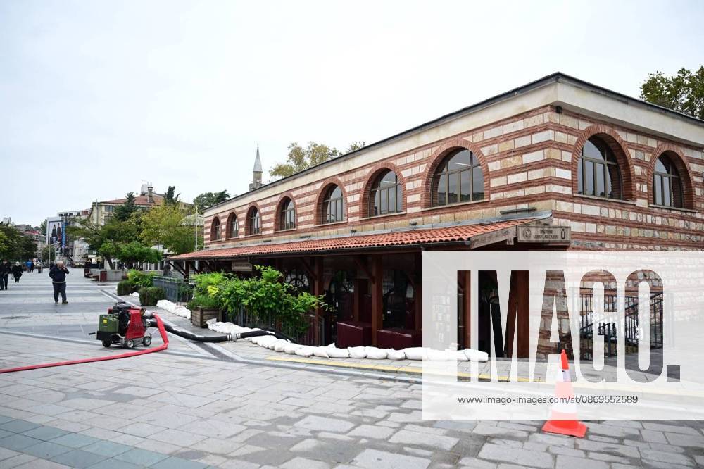 Adverse effects of heavy rainfall continue in Istanbul ISTANBUL, TURKIYE - OCTOBER 15: Water accumulates at Sahaflar Bazaar in the Uskudar district following heavy rainfall that has affected Istanbul for two consecutive days, with adverse effects continuing across the city, in Istanbul, Turkiye, on October 15, 2026. Abdulhamid Hosbas Anadolu Istanbul Turkey. Editorial use only. Please get in touch for any other usage.
