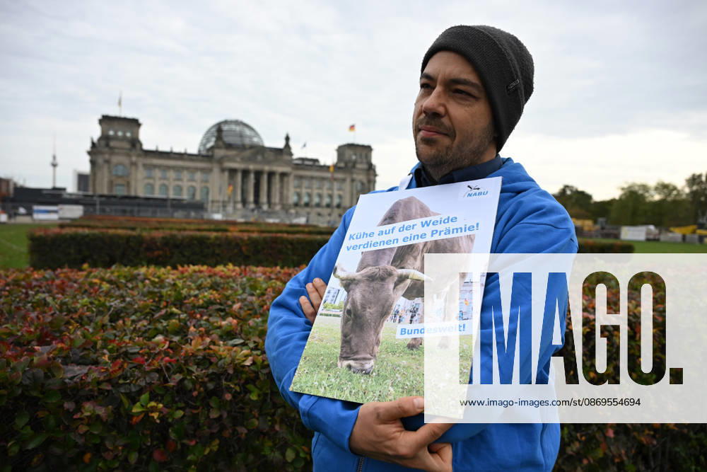 Rally calls for dairy cow pasture subsidy in Berlin BERLIN, GERMANY – OCTOBER 15: People protest in front of the German Bundestag for the introduction of a planned eco-scheme to support pasture-based dairy farming, in Berlin, Germany, 15 October 2026. The Bundestag is scheduled to debate a draft bill that would scrap the proposed subsidy. The protest is part of a week of action highlighting the importance of pasture-based livestock farming. Volodymyr Sindieiev Anadolu Berlin Germany. Editorial use only. Please get in touch for any other usage.