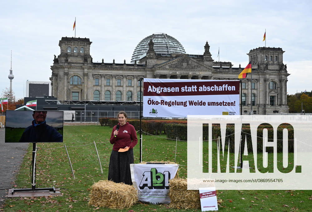 Rally calls for dairy cow pasture subsidy in Berlin BERLIN, GERMANY – OCTOBER 15: People protest in front of the German Bundestag for the introduction of a planned eco-scheme to support pasture-based dairy farming, in Berlin, Germany, 15 October 2026. The Bundestag is scheduled to debate a draft bill that would scrap the proposed subsidy. The protest is part of a week of action highlighting the importance of pasture-based livestock farming. Volodymyr Sindieiev Anadolu Berlin Germany. Editorial use only. Please get in touch for any other usage.