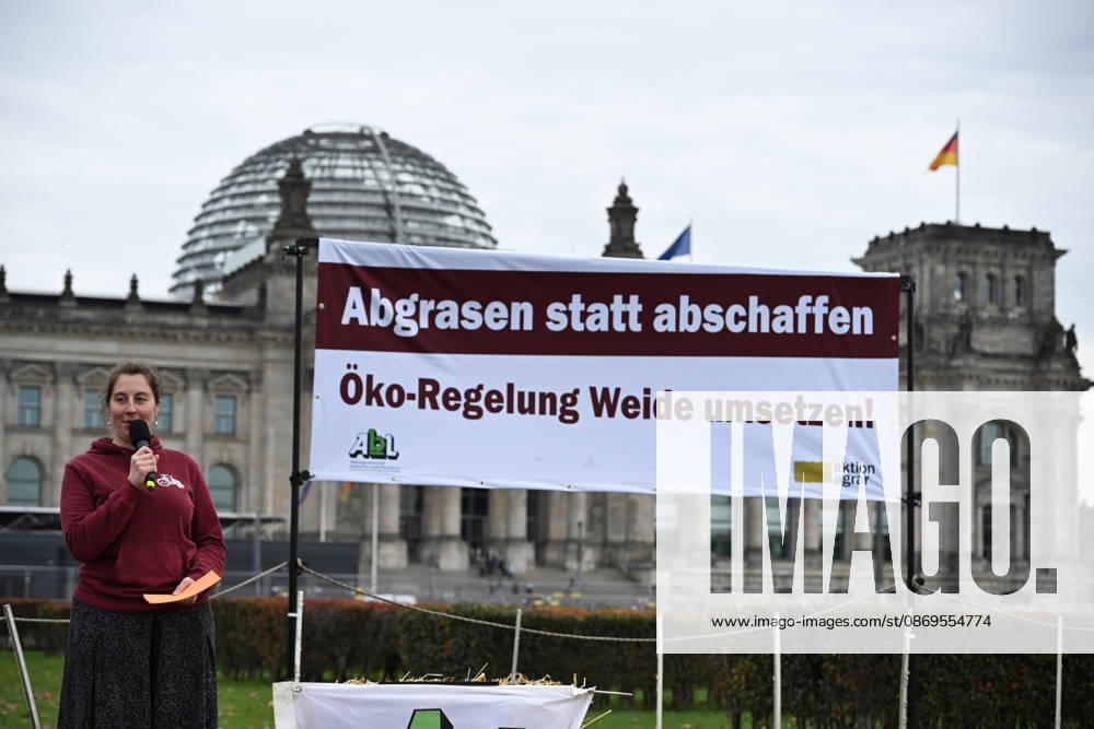 Rally calls for dairy cow pasture subsidy in Berlin BERLIN, GERMANY – OCTOBER 15: People protest in front of the German Bundestag for the introduction of a planned eco-scheme to support pasture-based dairy farming, in Berlin, Germany, 15 October 2026. The Bundestag is scheduled to debate a draft bill that would scrap the proposed subsidy. The protest is part of a week of action highlighting the importance of pasture-based livestock farming. Volodymyr Sindieiev Anadolu Berlin Germany. Editorial use only. Please get in touch for any other usage.