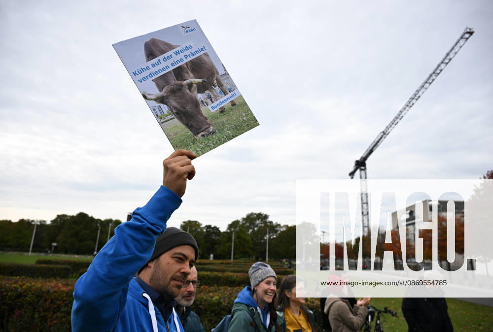Rally calls for dairy cow pasture subsidy in Berlin BERLIN, GERMANY – OCTOBER 15: People protest in front of the German Bundestag for the introduction of a planned eco-scheme to support pasture-based dairy farming, in Berlin, Germany, 15 October 2026. The Bundestag is scheduled to debate a draft bill that would scrap the proposed subsidy. The protest is part of a week of action highlighting the importance of pasture-based livestock farming. Volodymyr Sindieiev Anadolu Berlin Germany. Editorial use only. Please get in touch for any other usage.