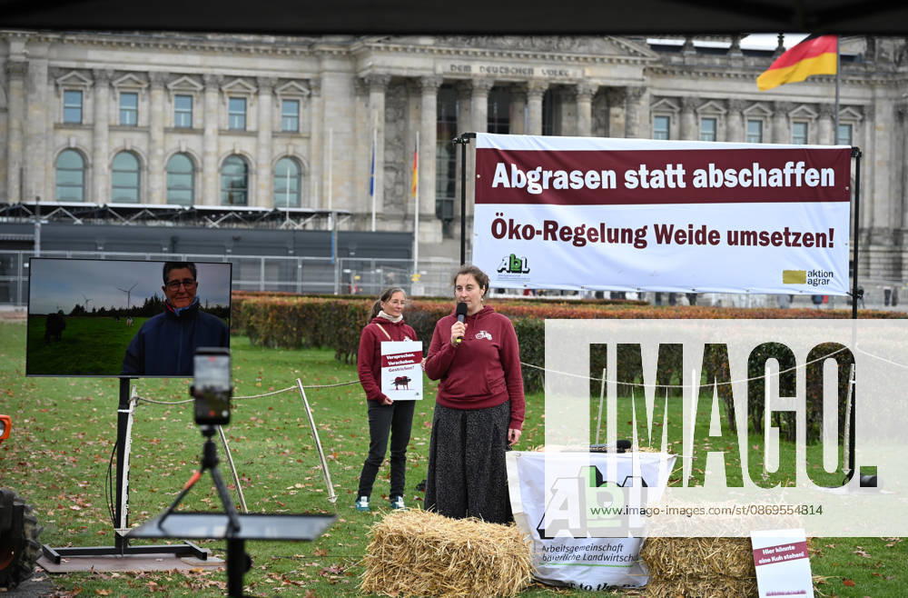 Rally calls for dairy cow pasture subsidy in Berlin BERLIN, GERMANY – OCTOBER 15: People protest in front of the German Bundestag for the introduction of a planned eco-scheme to support pasture-based dairy farming, in Berlin, Germany, 15 October 2026. The Bundestag is scheduled to debate a draft bill that would scrap the proposed subsidy. The protest is part of a week of action highlighting the importance of pasture-based livestock farming. Volodymyr Sindieiev Anadolu Berlin Germany. Editorial use only. Please get in touch for any other usage.
