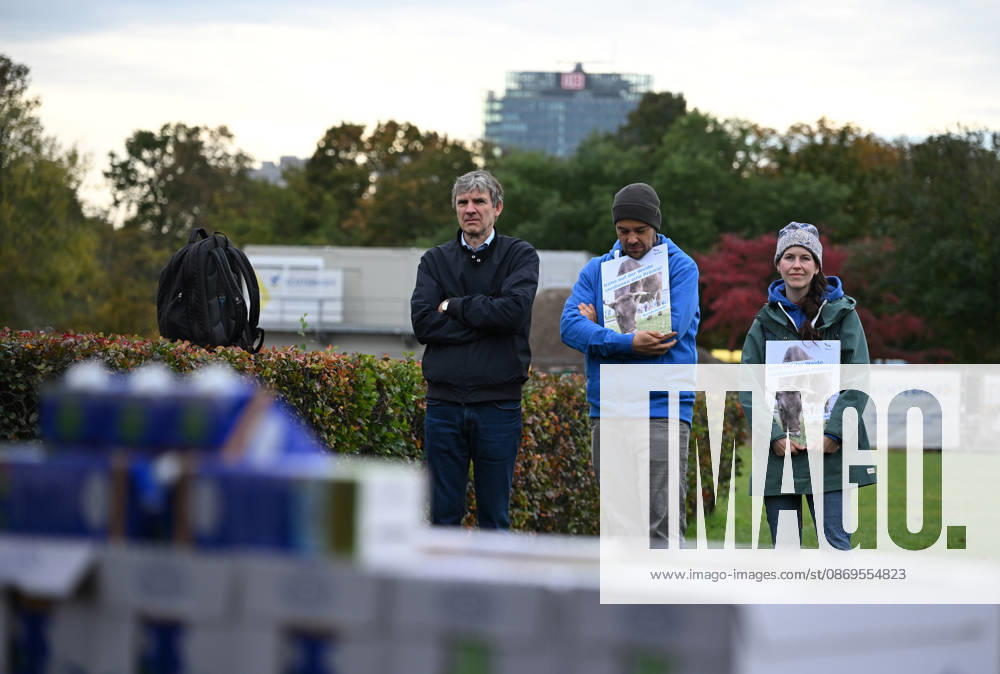 Rally calls for dairy cow pasture subsidy in Berlin BERLIN, GERMANY – OCTOBER 15: People protest in front of the German Bundestag for the introduction of a planned eco-scheme to support pasture-based dairy farming, in Berlin, Germany, 15 October 2026. The Bundestag is scheduled to debate a draft bill that would scrap the proposed subsidy. The protest is part of a week of action highlighting the importance of pasture-based livestock farming. Volodymyr Sindieiev Anadolu Berlin Germany. Editorial use only. Please get in touch for any other usage.
