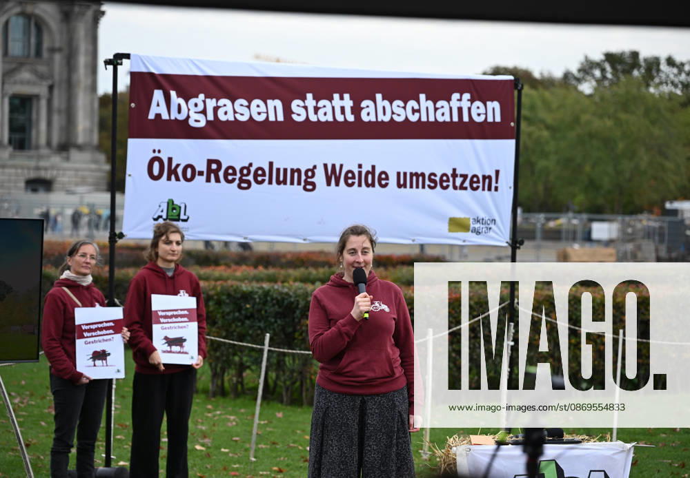 Rally calls for dairy cow pasture subsidy in Berlin BERLIN, GERMANY – OCTOBER 15: People protest in front of the German Bundestag for the introduction of a planned eco-scheme to support pasture-based dairy farming, in Berlin, Germany, 15 October 2026. The Bundestag is scheduled to debate a draft bill that would scrap the proposed subsidy. The protest is part of a week of action highlighting the importance of pasture-based livestock farming. Volodymyr Sindieiev Anadolu Berlin Germany. Editorial use only. Please get in touch for any other usage.