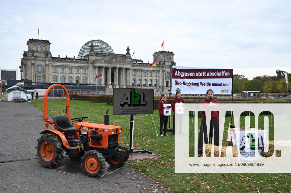 Rally calls for dairy cow pasture subsidy in Berlin BERLIN, GERMANY – OCTOBER 15: People protest in front of the German Bundestag for the introduction of a planned eco-scheme to support pasture-based dairy farming, in Berlin, Germany, 15 October 2026. The Bundestag is scheduled to debate a draft bill that would scrap the proposed subsidy. The protest is part of a week of action highlighting the importance of pasture-based livestock farming. Volodymyr Sindieiev Anadolu Berlin Germany. Editorial use only. Please get in touch for any other usage.