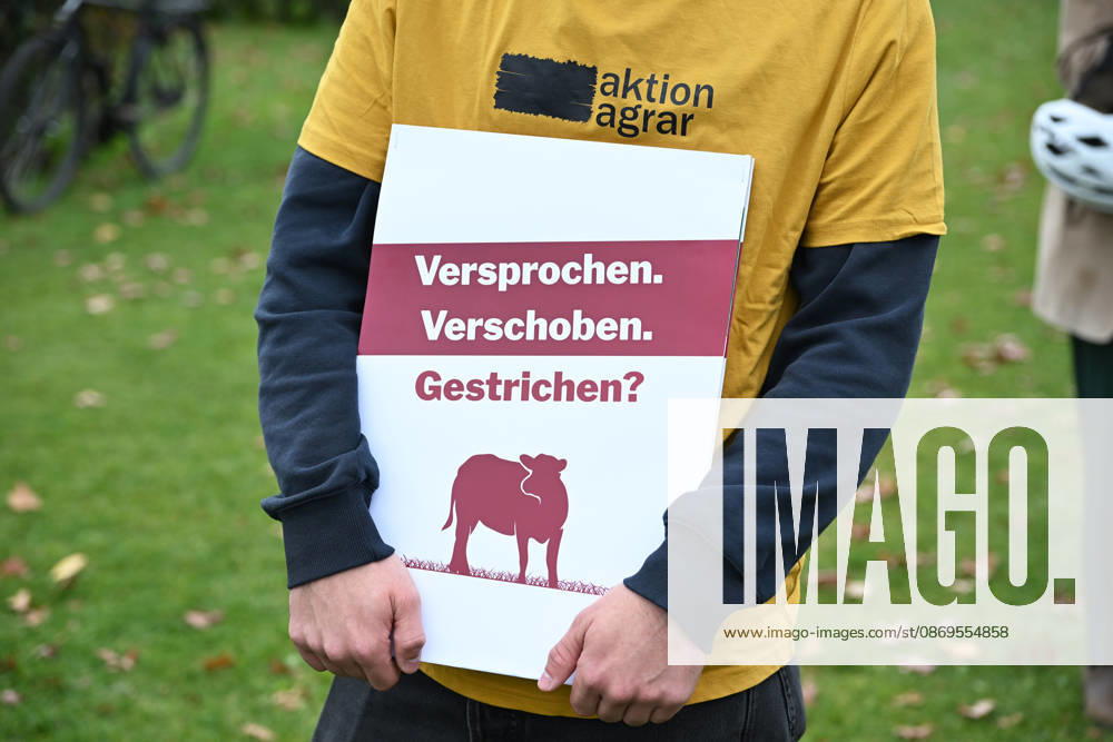 Rally calls for dairy cow pasture subsidy in Berlin BERLIN, GERMANY – OCTOBER 15: People protest in front of the German Bundestag for the introduction of a planned eco-scheme to support pasture-based dairy farming, in Berlin, Germany, 15 October 2026. The Bundestag is scheduled to debate a draft bill that would scrap the proposed subsidy. The protest is part of a week of action highlighting the importance of pasture-based livestock farming. Volodymyr Sindieiev Anadolu Berlin Germany. Editorial use only. Please get in touch for any other usage.