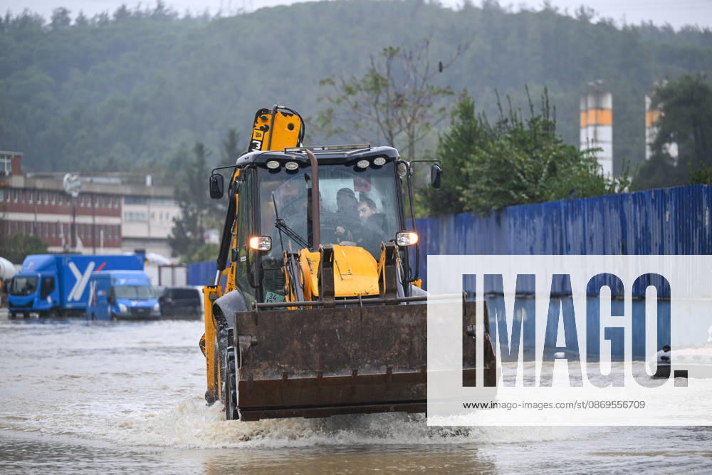 (261015) -- ISTANBUL, Oct. 15, 2026 -- An engineering vehicle transfers flood-affected residents to a safe area in Sariyer district, Istanbul, T¨¹rkiye, Oct. 15, 2026. Two people died in Istanbul after torrential rain triggered flash floods, with rainfall reaching nearly 200 kg per square meter, authorities said Thursday. ) T?RKIYE-ISTANBUL-HEAVY RAINFALL-FLOODING LiuxLei