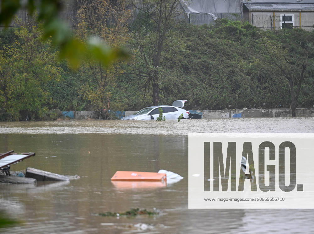 (261015) -- ISTANBUL, Oct. 15, 2026 -- This photo taken on Oct. 15, 2026 shows a view of a flooded area in Sariyer district, Istanbul, T¨¹rkiye. Two people died in Istanbul after torrential rain triggered flash floods, with rainfall reaching nearly 200 kg per square meter, authorities said Thursday. ) T?RKIYE-ISTANBUL-HEAVY RAINFALL-FLOODING LiuxLei