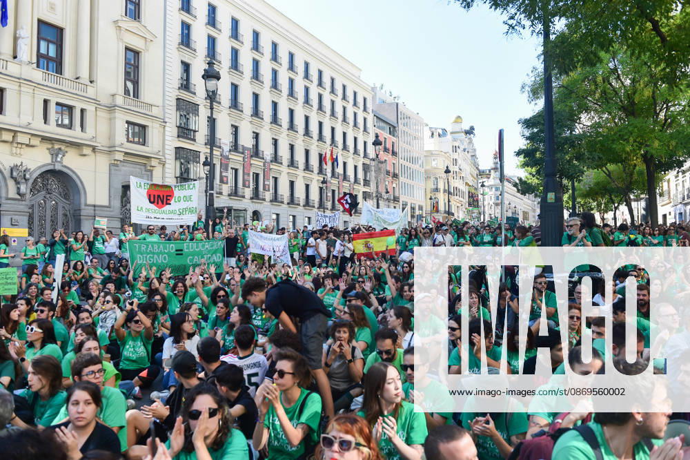 Teachers form a human chain in front of the Madrid Regional Ministry of Education on the second day of the strike Teachers during a human chain in front of the Madrid Regional Ministry of Education, October 15, 2026, in Madrid, Spain. Public school teachers in the Community of Madrid began an indefinite strike yesterday, October 14, to demand more resources and better working conditions. The strike was called by the unions CCOO, CGT, CNT, Solidaridad Obrera, STEM, and UGT, as well as by the teacher advocacy groups Educación Especial Digna, Menos Lectivas, and Queremos FP. Among their main demands are the restoration of a maximum of 17 teaching periods per week in secondary education and vocational training, and 22 in elementary school, and