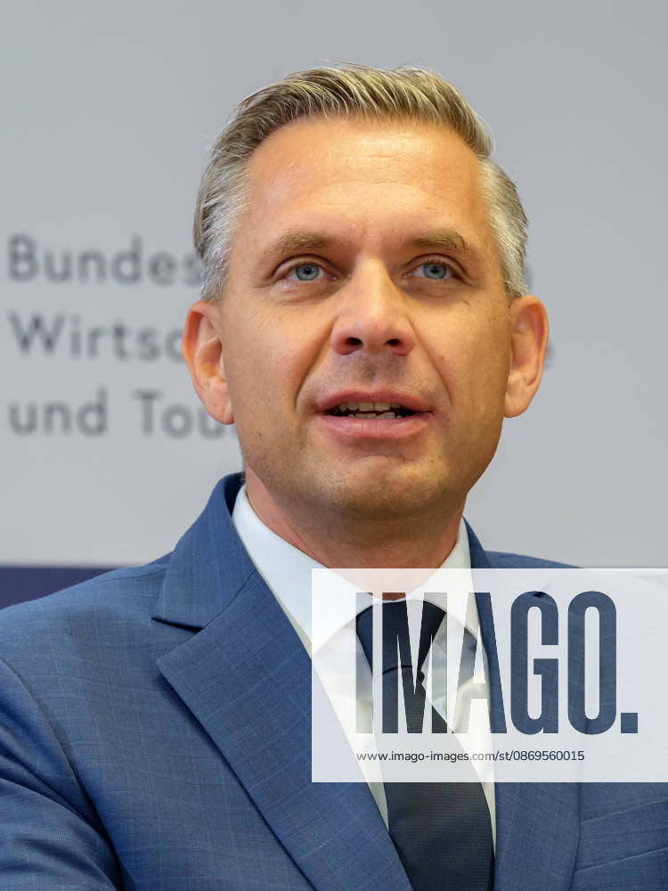 Press Conference at the BMLUK Federal Minister of Economy, Energy, and Tourism Wolfgang Hattmannsdorfer (ÖVP) on October 15, 2026, at the press conference on the federal government’s 2027 Renovation Initiative at the Federal Ministry of Agriculture and Forestry, Climate and Environmental Protection, Regions, and Water Management in Vienna, Vienna, Austria