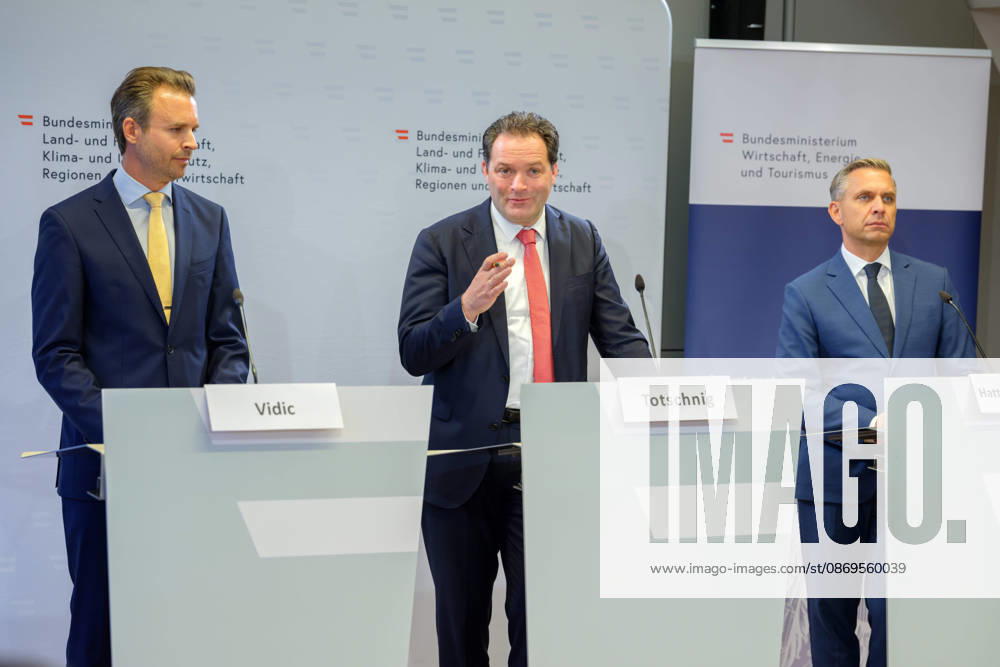 Press Conference at the BMLUK Federal Minister of Economy, Energy, and Tourism Wolfgang Hattmannsdorfer (ÖVP) on October 15, 2026, at the press conference on the federal government’s 2027 Renovation Initiative at the Federal Ministry of Agriculture and Forestry, Climate and Environmental Protection, Regions, and Water Management in Vienna, Vienna, Austria