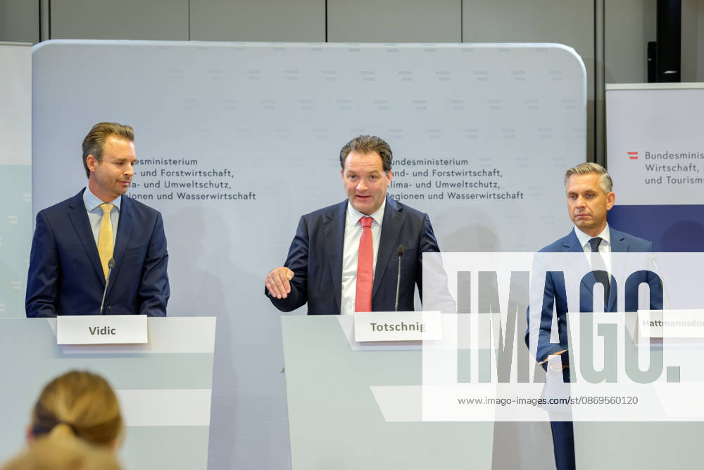 Press Conference at the BMLUK Federal Minister of Economy, Energy, and Tourism Wolfgang Hattmannsdorfer (ÖVP) on October 15, 2026, at the press conference on the federal government’s 2027 Renovation Initiative at the Federal Ministry of Agriculture and Forestry, Climate and Environmental Protection, Regions, and Water Management in Vienna, Vienna, Austria