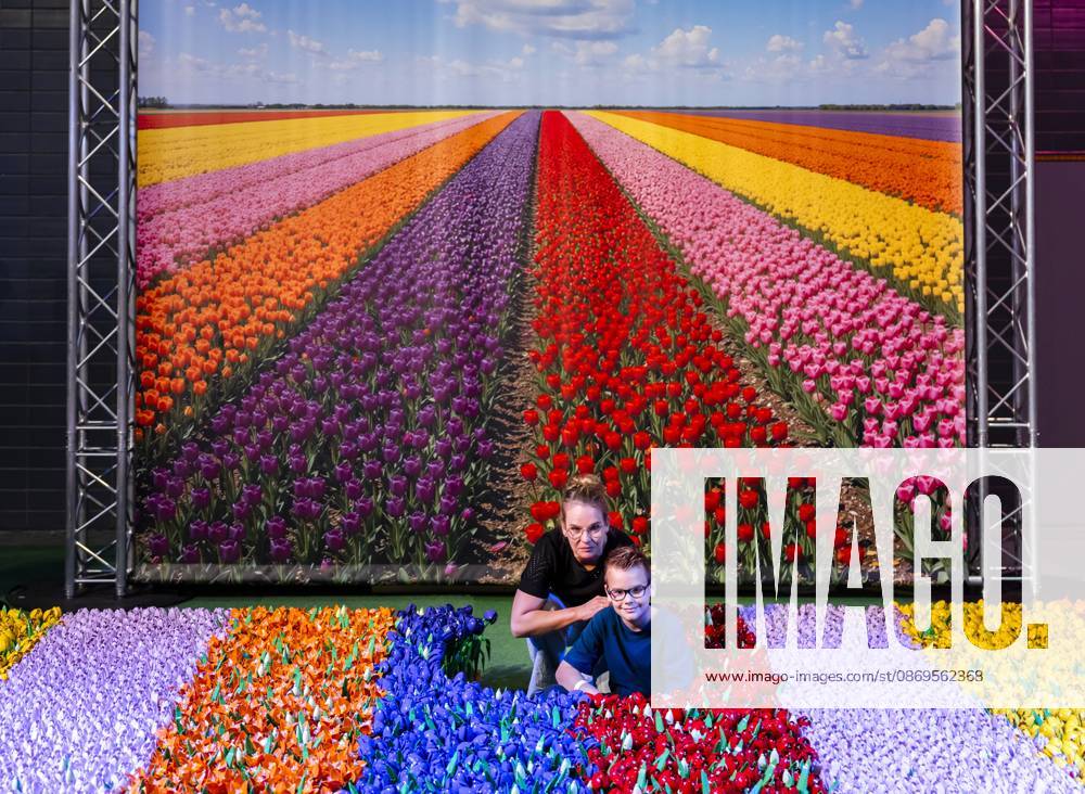 UTRECHT - Visitors are having their photos taken with LEGO flowers during the first day of LEGO World at the Jaarbeurs. For seven days, young and old can have fun with the building toys. REMKO DE WAAL ANP netherlands out - belgium out