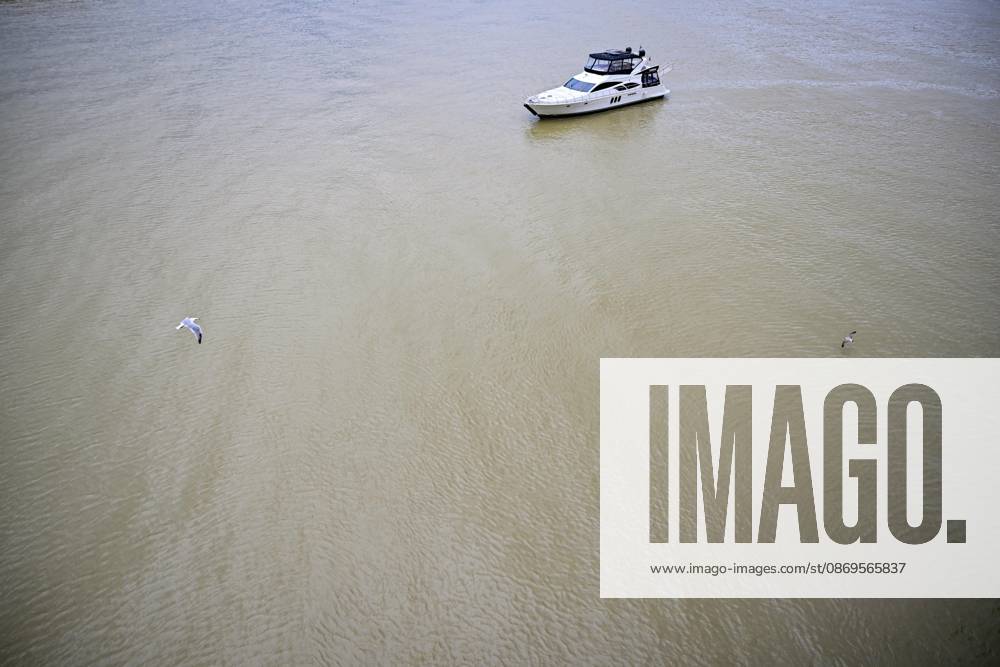 Rain turns waters brown along Istanbul strait ISTANBUL, TURKIYE - OCTOBER 15: Brown-colored water is visible along parts of the Istanbul Strait shoreline and the Golden Horn following heavy rain in the city, on October 15, 2026 in Istanbul, Turkiye. The change in water color was observed in several coastal areas after the downpour. Cem Tekkesinoglu Anadolu Istanbul Turkey. Editorial use only. Please get in touch for any other usage.