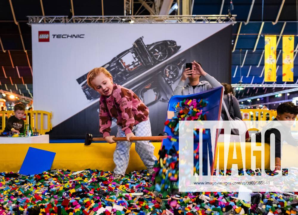 UTRECHT - Visitors play with LEGO during the first day of LEGO World at the Jaarbeurs. For seven days, young and old can let loose with the building toys. REMKO DE WAAL ANP netherlands out - belgium out