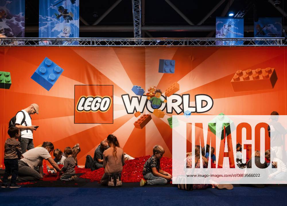 UTRECHT - Visitors build with LEGO during the first day of LEGO World at the Jaarbeurs. For seven days, young and old can let loose with the building toys. REMKO DE WAAL ANP netherlands out - belgium out