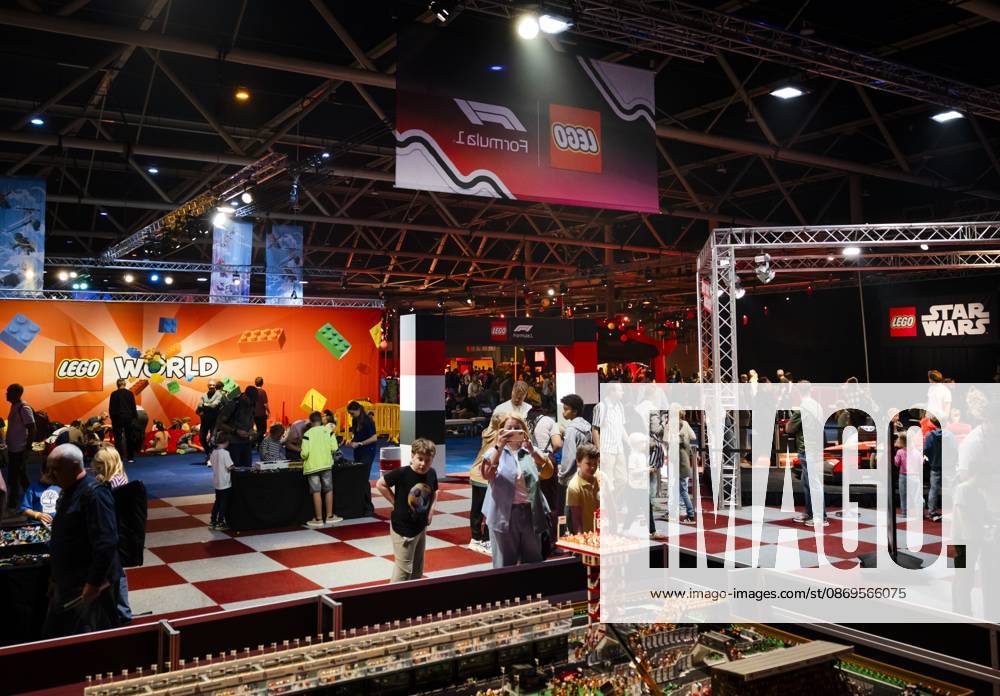 UTRECHT - Visitors during the first day of LEGO World at the Jaarbeurs. For seven days, young and old can have fun with the building toys. REMKO DE WAAL ANP netherlands out - belgium out