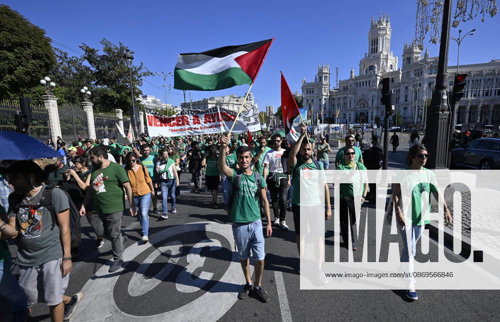 Students and teachers rally in Madrid as education strike continues MADRID, SPAIN - OCTOBER 15: Students and education workers march through central Madrid carrying banners and placards as an indefinite strike demanding improved education conditions continues for a second day, on October 15, 2026 in Madrid, Spain. Students who walked out of classes joined teachers and other education staff in the demonstration, which was called by unions representing the education sector. Burak Akbulut Anadolu Madrid Spain. Editorial use only. Please get in touch for any other usage.