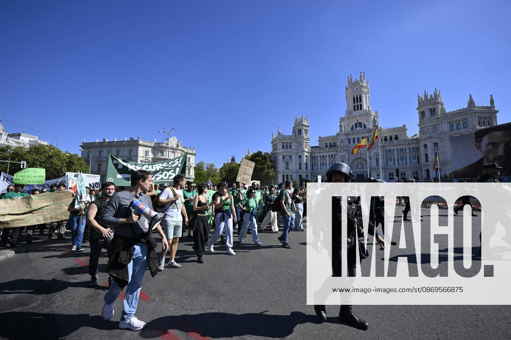 Students and teachers rally in Madrid as education strike continues MADRID, SPAIN - OCTOBER 15: Students and education workers march through central Madrid carrying banners and placards as an indefinite strike demanding improved education conditions continues for a second day, on October 15, 2026 in Madrid, Spain. Students who walked out of classes joined teachers and other education staff in the demonstration, which was called by unions representing the education sector. Burak Akbulut Anadolu Madrid Spain. Editorial use only. Please get in touch for any other usage.