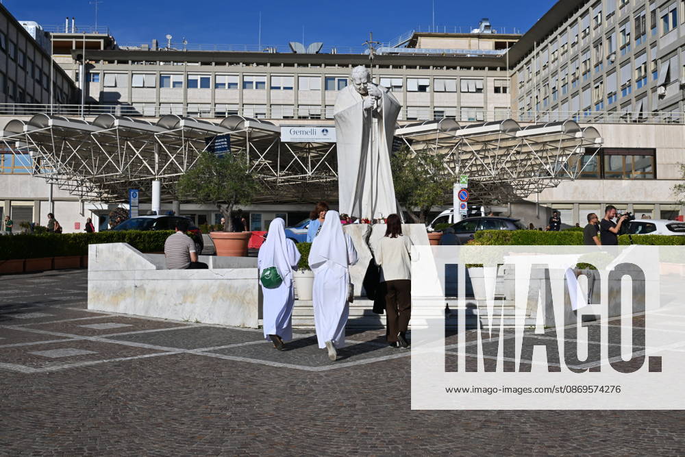 Italy, Rome,Vatican 2026-10-15 : Statue of John Paul II in front Agostino Gemelli University Hosoital Italy, Rome,Vatican 2026-10-15 : statue of John Paul II in front the Agostino Gemelli University Hospital, where Pope Leo XIV is hospitalized, in Rome, Italy. According to the Holy See Press Office, Pope Leo XIV is recovering in hospital following a successful thoracic surgery on 13 October to remove the lower lobe of his right lung, during which doctors confirmed a diagnosis of lung adenocarcinoma. Copyright Alessia Giuliani CPP - NO BOOKS