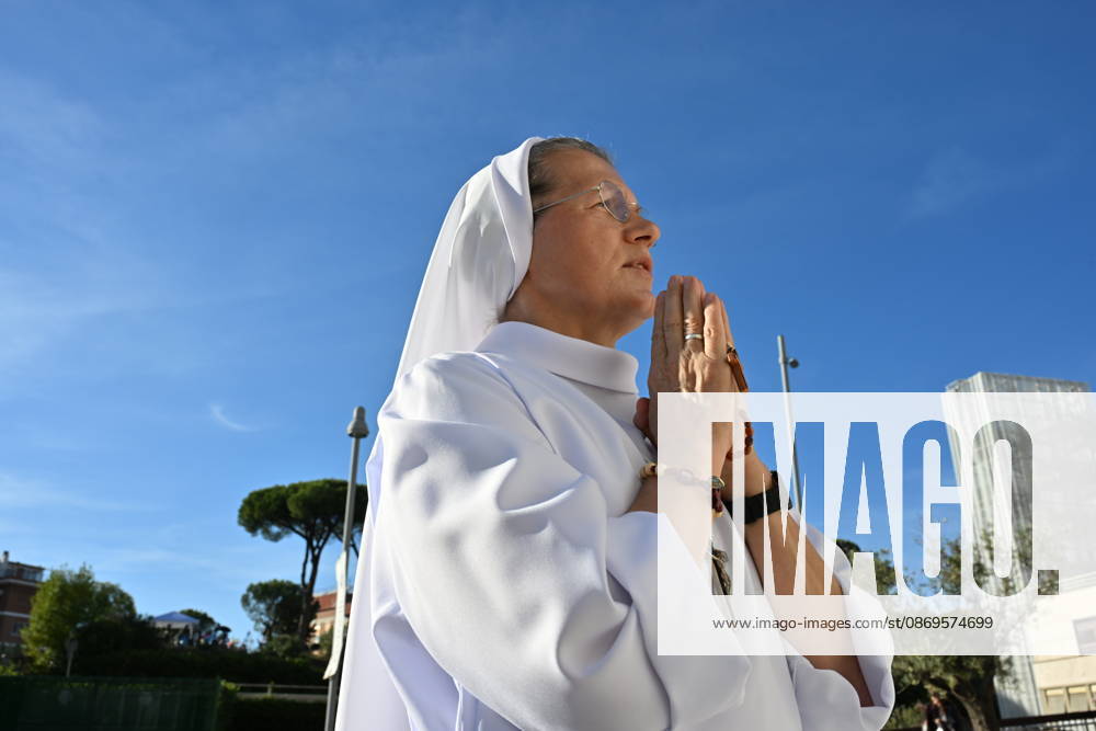 Italy, Rome,Vatican 2026-10-15 : Statue of John Paul II in front Agostino Gemelli University Hosoital Italy, Rome,Vatican 2026-10-15 : statue of John Paul II in front the Agostino Gemelli University Hospital, where Pope Leo XIV is hospitalized, in Rome, Italy. According to the Holy See Press Office, Pope Leo XIV is recovering in hospital following a successful thoracic surgery on 13 October to remove the lower lobe of his right lung, during which doctors confirmed a diagnosis of lung adenocarcinoma. Copyright Alessia Giuliani CPP - NO BOOKS