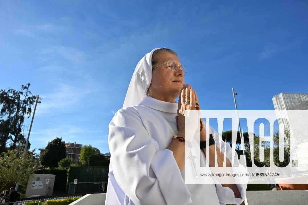 Italy, Rome,Vatican 2026-10-15 : Statue of John Paul II in front Agostino Gemelli University Hosoital Italy, Rome,Vatican 2026-10-15 : statue of John Paul II in front the Agostino Gemelli University Hospital, where Pope Leo XIV is hospitalized, in Rome, Italy. According to the Holy See Press Office, Pope Leo XIV is recovering in hospital following a successful thoracic surgery on 13 October to remove the lower lobe of his right lung, during which doctors confirmed a diagnosis of lung adenocarcinoma. Copyright Alessia Giuliani CPP - NO BOOKS