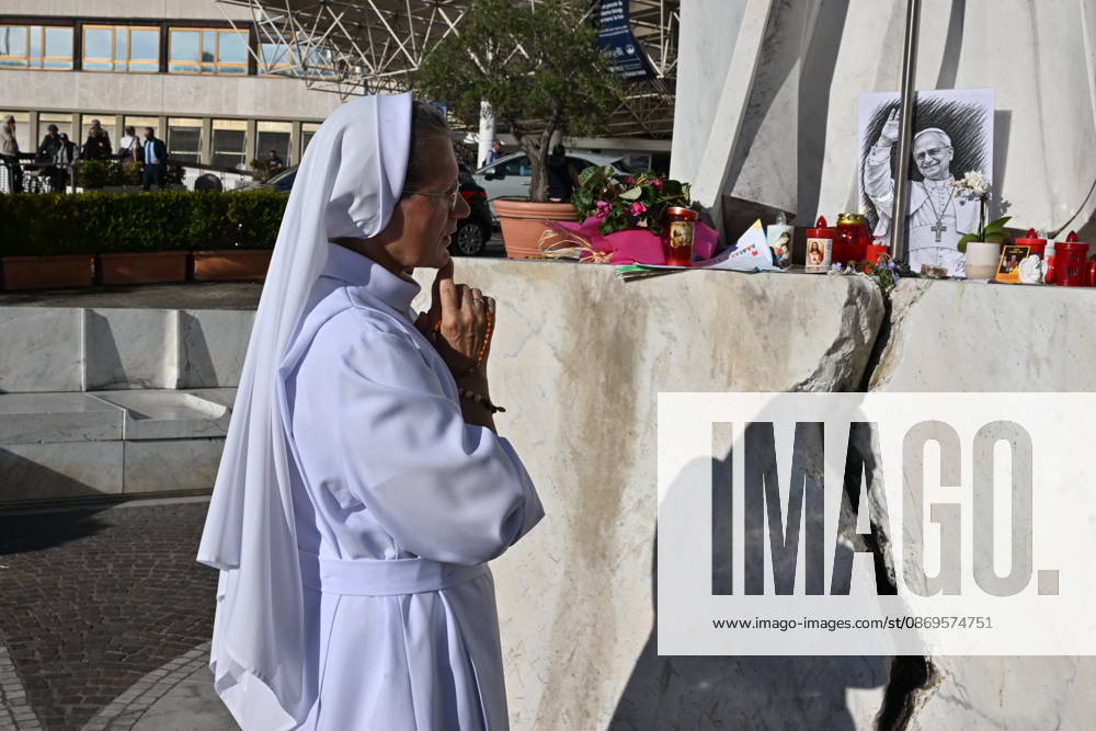 Italy, Rome,Vatican 2026-10-15 : Statue of John Paul II in front Agostino Gemelli University Hosoital Italy, Rome,Vatican 2026-10-15 : statue of John Paul II in front the Agostino Gemelli University Hospital, where Pope Leo XIV is hospitalized, in Rome, Italy. According to the Holy See Press Office, Pope Leo XIV is recovering in hospital following a successful thoracic surgery on 13 October to remove the lower lobe of his right lung, during which doctors confirmed a diagnosis of lung adenocarcinoma. Copyright Alessia Giuliani CPP - NO BOOKS