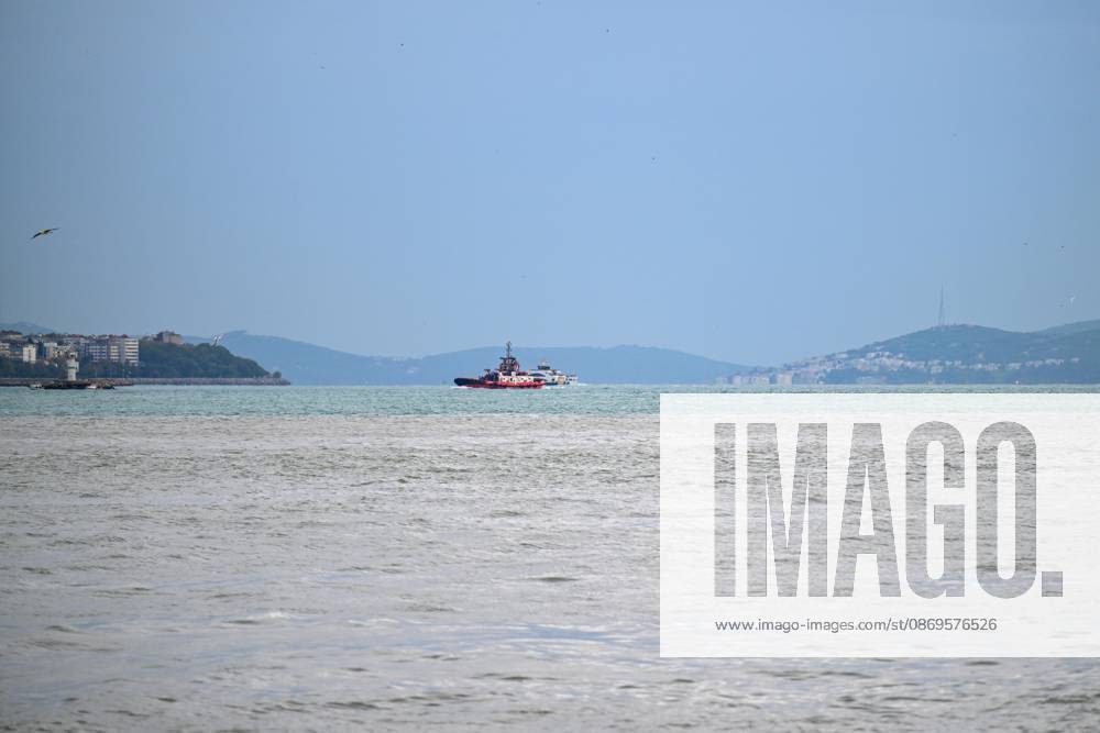 Rain turns waters brown along Istanbul strait ISTANBUL, TURKIYE - OCTOBER 15: Brown-colored water is visible along parts of the Istanbul Strait shoreline and the Golden Horn following heavy rain in the city, on October 15, 2026 in Istanbul, Turkiye. The change in water color was observed in several coastal areas after the downpour. Cem Tekkesinoglu Anadolu Istanbul Turkey. Editorial use only. Please get in touch for any other usage.