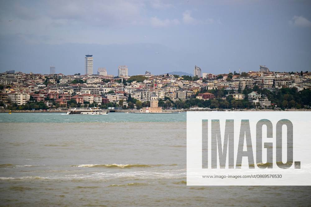 Rain turns waters brown along Istanbul strait ISTANBUL, TURKIYE - OCTOBER 15: Brown-colored water is visible along parts of the Istanbul Strait shoreline and the Golden Horn following heavy rain in the city, on October 15, 2026 in Istanbul, Turkiye. The change in water color was observed in several coastal areas after the downpour. Cem Tekkesinoglu Anadolu Istanbul Turkey. Editorial use only. Please get in touch for any other usage.