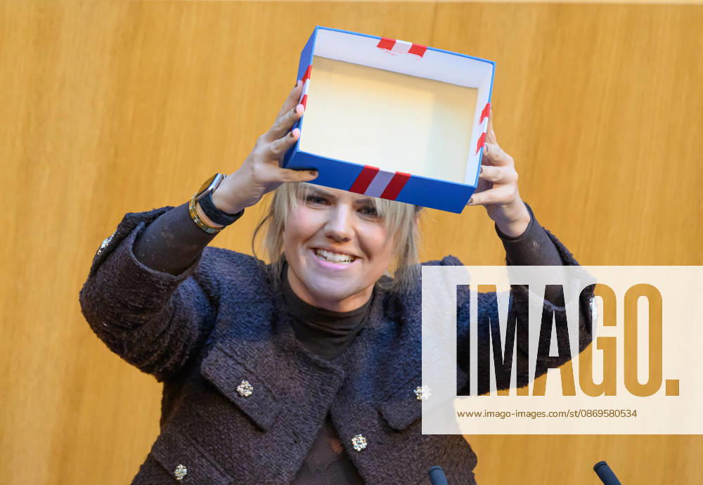 Vienna, October 15, 2026—103rd Session of the National Council PHOTO: Rep. Lisa Aldali (NEOS) with a gift for the FPÖ—hot air 103rd Session of the National Council National Council, National Council session, parliamentary session, Parliament, Plenary Session 103rd Session of the National Council