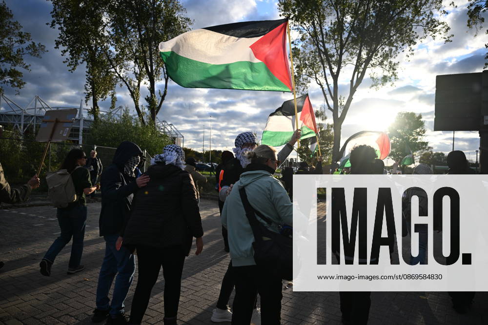 Pro-Palestinian Protest in Netherlands ahead of AZ Alkmaar-Hapoel Be’er Sheva match ALKMAAR, NETHERLANDS - OCTOBER 15: Pro-Palestinian demonstrator groups gather near AFAS Stadium to protest the UEFA Europa League football match between AZ Alkmaar and Hapoel Be er Sheva in Alkmaar, Netherlands on October 15, 2026. Security measures were heightened around the venue during the protest ahead of the match. Mouneb Taim Anadolu Alkmaar Netherlands. Editorial use only. Please get in touch for any other usage.