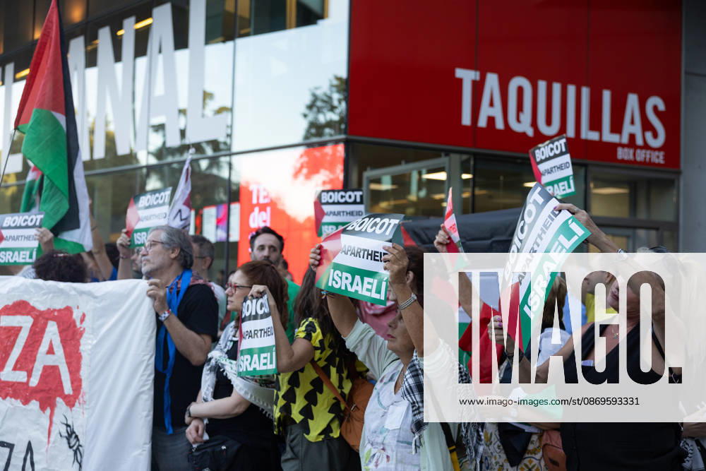 Rally Calling for a Boycott of the Israeli Dance Company Batsheva: Dozens of people gathered at a rally calling for a boycott of the Israeli dance company Batsheva at the Teatros del Canal on October 15, 2026, in Madrid, Spain. The demonstration, organized by pro-Palestinian groups, calls for a boycott of the Israeli Batsheva Dance Company, which is presenting the show Sadeh21, by Ohad Naharin. The organizers claim that Israeli state funding of the company contributes to the use of culture to improve Israel’s image in the context of the war in Gaza. OCTOBER 15, 2026 BATSHEVA BOYCOTT ISRAEL GAZA DANCE COMPANY ISRAELHELLÍ PROTEST RALLY DEMONSTRATION Jesús Hellí Madrid Madrid Spain