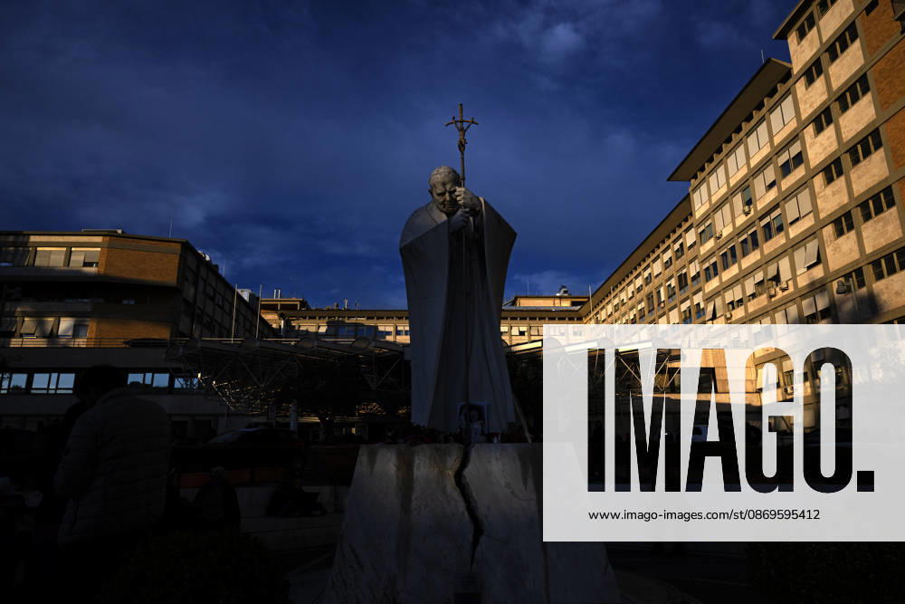ITALY - POPE - VATICAN-2026 10 15 Italy, Rome, Vatican, 2026 10 15 sunset shows the statue of John Paul II outside the Gemelli University Hospital, where Pope Leo XIV is recovering after undergoing surgery to remove a cancerous tumour from his right lung, in Rome . - NO BOOKS