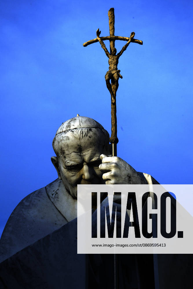 ITALY - POPE - VATICAN-2026 10 15 Italy, Rome, Vatican, 2026 10 15 sunset shows the statue of John Paul II outside the Gemelli University Hospital, where Pope Leo XIV is recovering after undergoing surgery to remove a cancerous tumour from his right lung, in Rome . - NO BOOKS