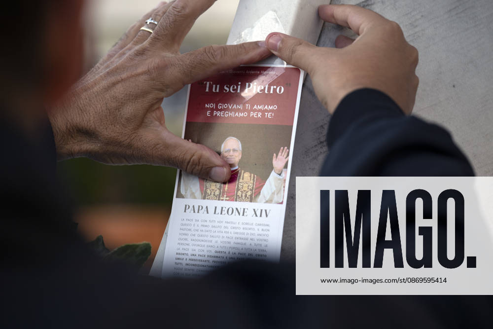 ITALY - POPE - VATICAN-2026 10 15 Italy, Rome, Vatican, 2026 10 15 People pray outside the Gemelli University Hospital, where Pope Leo XIV is recovering after undergoing surgery to remove a cancerous tumour from his right lung, in Rome . - NO BOOKS