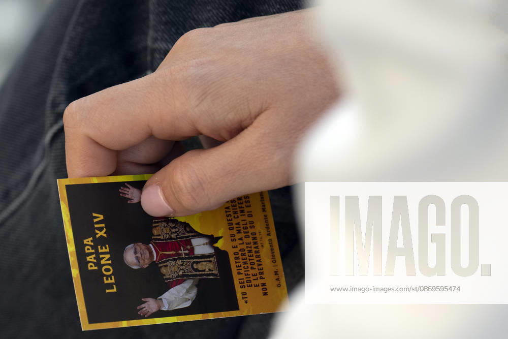 ITALY - POPE - VATICAN-2026 10 15 Italy, Rome, Vatican, 2026 10 15 People pray outside the Gemelli University Hospital, where Pope Leo XIV is recovering after undergoing surgery to remove a cancerous tumour from his right lung, in Rome . - NO BOOKS