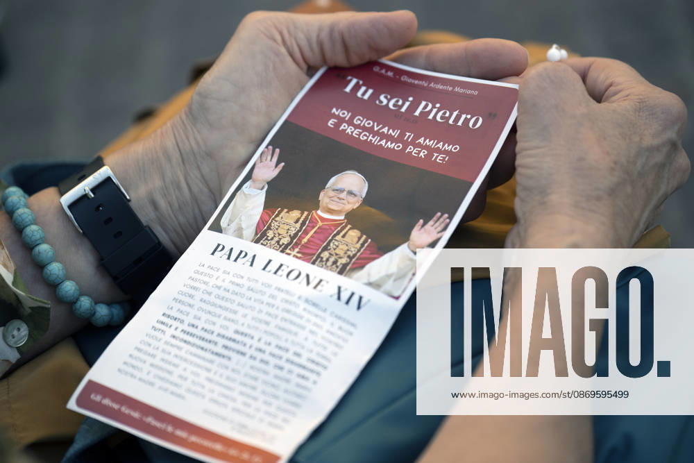 ITALY - POPE - VATICAN-2026 10 15 Italy, Rome, Vatican, 2026 10 15 People pray outside the Gemelli University Hospital, where Pope Leo XIV is recovering after undergoing surgery to remove a cancerous tumour from his right lung, in Rome . - NO BOOKS