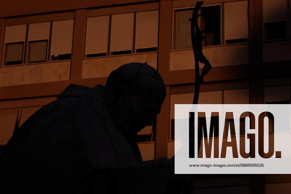 ITALY - POPE - VATICAN-2026 10 15 Italy, Rome, Vatican, 2026 10 15 sunset shows the statue of John Paul II outside the Gemelli University Hospital, where Pope Leo XIV is recovering after undergoing surgery to remove a cancerous tumour from his right lung, in Rome . - NO BOOKS