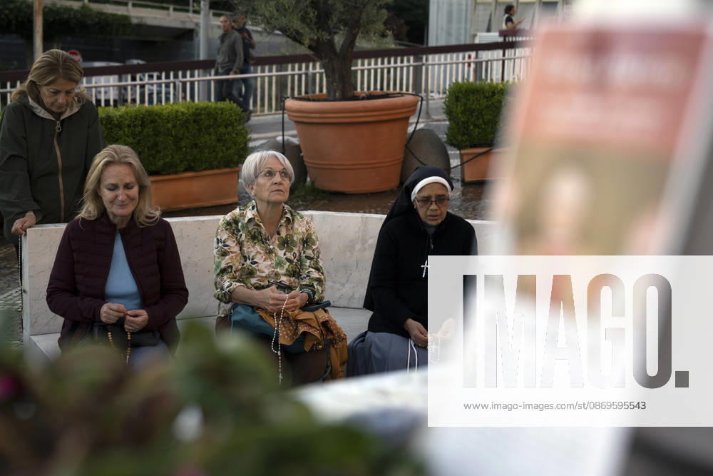 ITALY - POPE - VATICAN-2026 10 15 Italy, Rome, Vatican, 2026 10 15 People pray outside the Gemelli University Hospital, where Pope Leo XIV is recovering after undergoing surgery to remove a cancerous tumour from his right lung, in Rome . - NO BOOKS