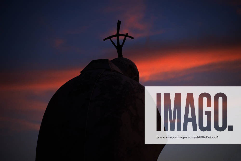 ITALY - POPE - VATICAN-2026 10 15 Italy, Rome, Vatican, 2026 10 15 sunset shows the statue of John Paul II outside the Gemelli University Hospital, where Pope Leo XIV is recovering after undergoing surgery to remove a cancerous tumour from his right lung, in Rome . - NO BOOKS