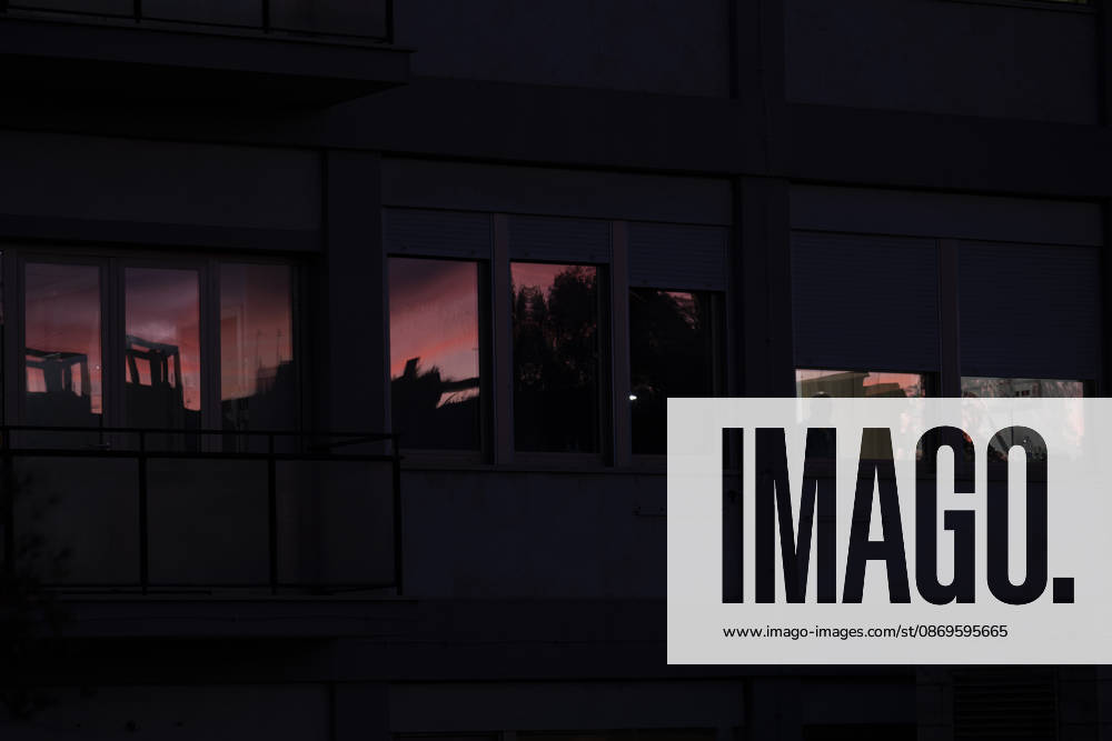 ITALY - POPE - VATICAN-2026 10 15 Italy, Rome, Vatican, 2026 10 15 sunset shows the statue of John Paul II outside the Gemelli University Hospital, where Pope Leo XIV is recovering after undergoing surgery to remove a cancerous tumour from his right lung, in Rome . - NO BOOKS