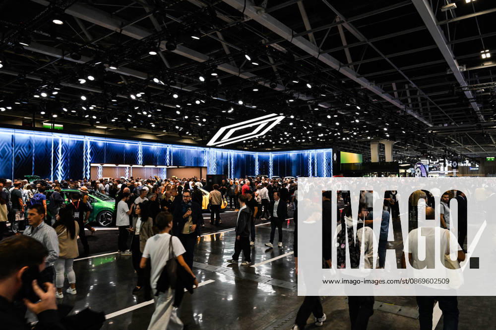 Paris Motor Show 2026 Illustration of the crowd in front of Renault group at the International Motor Show 2026 in Paris Porte de Versailles on October 15,2026. Photo by Tomas Stevens ABACAPRESS.COM Paris France